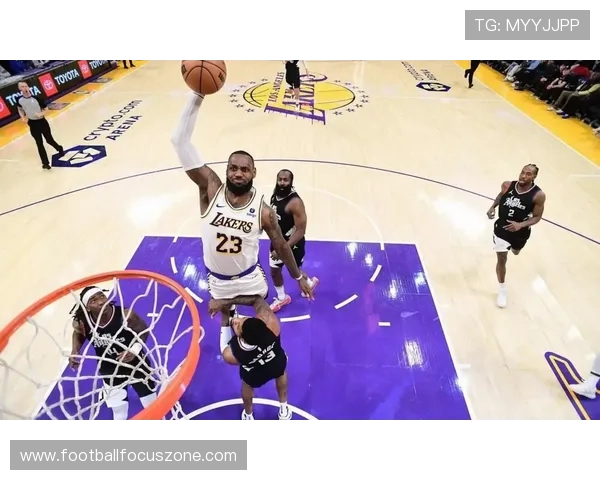 湖人队关键胜利引发球迷热议詹姆斯状态回暖球队连胜势头明显